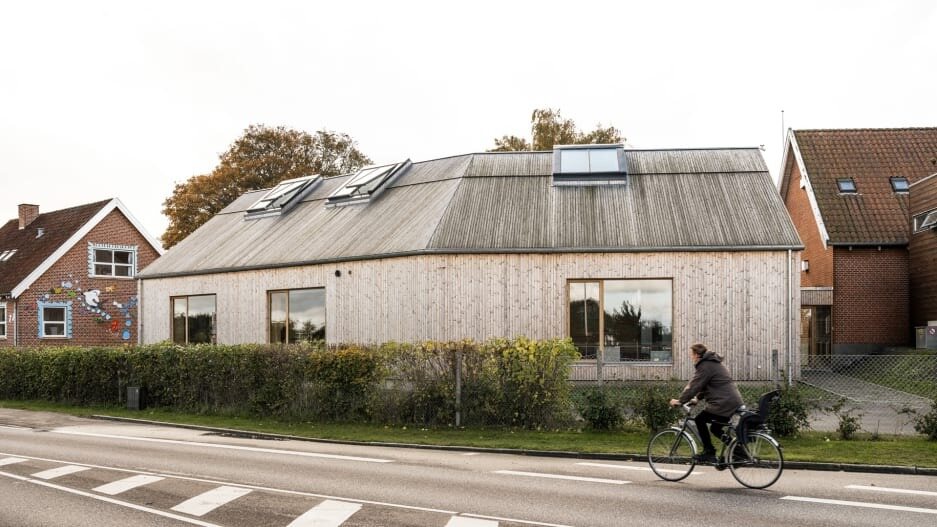 This Danish school is made from straw and seaweed
